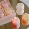 9602-b6f2gc.jpg Coffret de quatre bougies fleurs parfumées