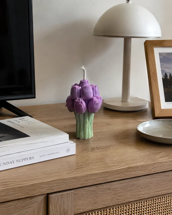 bougie_fleur_violette_sur_table_en_bois Bougie - Bouquet de Tulipes Violettes