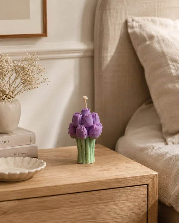 bougie_tulipes_sur_table_de_chevet Bougie - Bouquet de Tulipes Violettes