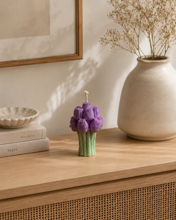 bougie_tulipes_violettes_sur_console_scandinave Bougie - Bouquet de Tulipes Violettes