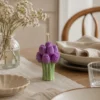 bougie_tulipes_violettes_sur_table_printaniere Bougie - Bouquet de Tulipes Violettes