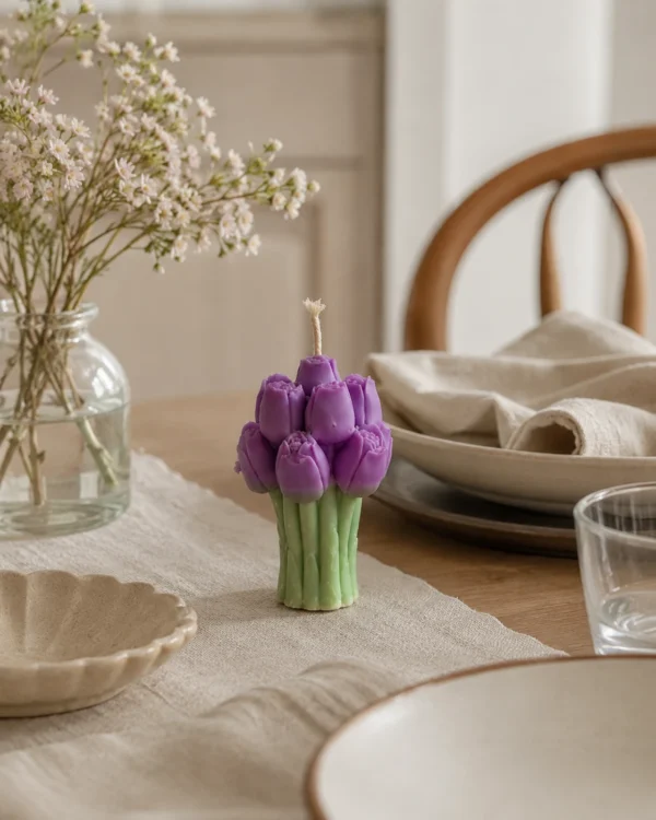 bougie_tulipes_violettes_sur_table_printaniere Bougie - Bouquet de Tulipes Violettes