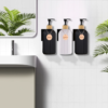 Flacons de salle de bain avec étiquettes en bois