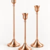 hodoia_bougeoirs_metal_cuivre_rose_vue_produit_v1 Trio de bougeoirs en métal patiné