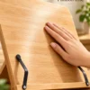 Finition en bois naturel du pupitre de lecture réglable