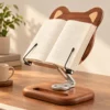 Pupitre de lecture Shiba en bois avec livre ouvert, vue de trois quarts